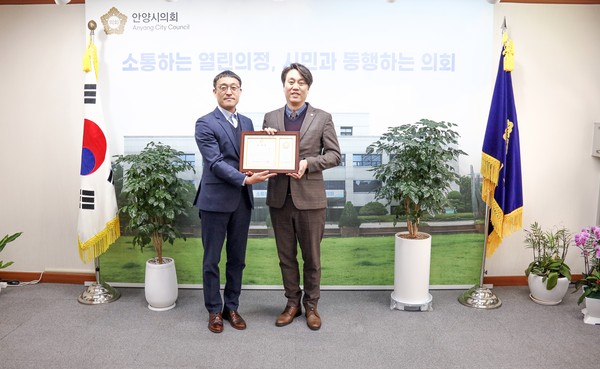 ▲ 박준모 안양시의회 의장(오른쪽)과 최성근 안양시 기업경제과 팀장(왼쪽).