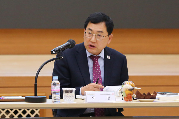 ▲ 경주시가 12일 청사 내 알천홀에서 주낙영 시장 주재로 국소본부장 등 40여 명이 참석한 가운데 ‘2026년 국비 지원 건의사업 보고회’를 진행하고 있다.