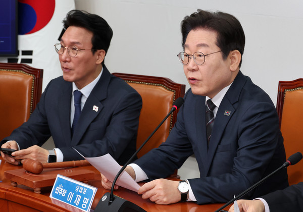 ▲ 이재명(오른쪽) 더불어민주당 대표가 12일 오전 서울 여의도 국회에서 열린 최고위원회의에서 발언하고 있다. /뉴시스