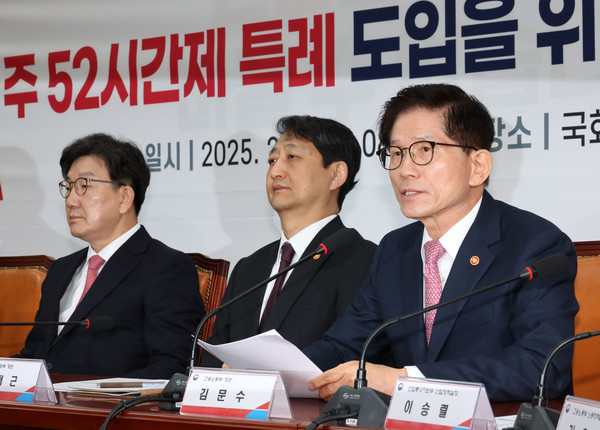 ▲ 김문수(오른쪽) 고용노동부 장관이 지난 2월 4일 오전 서울 여의도 국회에서 열린 반도체특별법 주52시간제 특례 도입을 위한 당정협의회에서 발언하고 있다. 왼쪽부터 권성동 원내대표, 안덕근 산업통상자원부 장관, 김 장관. /뉴시스