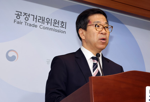 ▲ 문재호 공정거래위원회 카르텔조사국장이 12일 세종시 정부세종청사에서 SK텔레콤(주)과 (주)KT, (주)LG유플러스 등 이동통신 3사가 2015년 11월부터 2022년 9월까지 번호이동 순증감 건수를 특정 사업자에게 편중되지 않도록 상호 조정하기로 합의하고 이를 실행한 행위에 대해 시정명령과 과징금 1140억 원을 부과한다고 밝히고 있다. /뉴시스