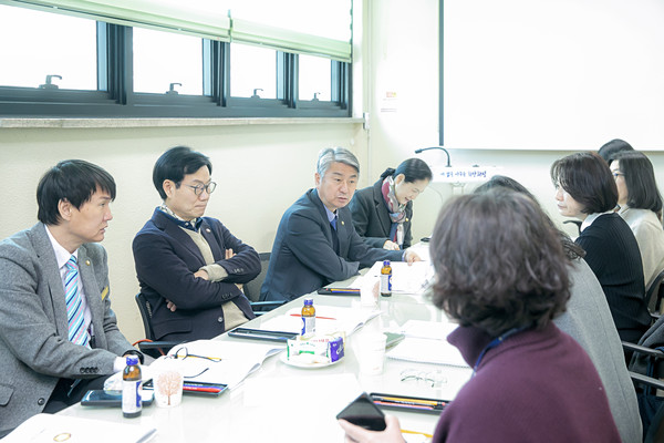 ▲ 사전보고 청취하는 기획행정위원들.