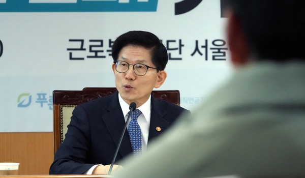 ▲ 김문수 고용노동부 장관이 지난 2월 26일 서울 영등포구 근로복지공단 서울합동청사에서 열린 중소기업퇴직연금기금 가입사업장 간담회에 참석해 발언하고 있다. (사진=고용노동부 제공) /뉴시스
