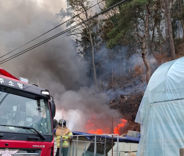 ▲ 12일 오전 광주 광산구 임곡동의 한 빈집에서 난 불이 야산으로 번져 신고를 받고 출동한 소방당국이 불을 끄고 있다. (사진=광주 광산구 제공) /뉴시스