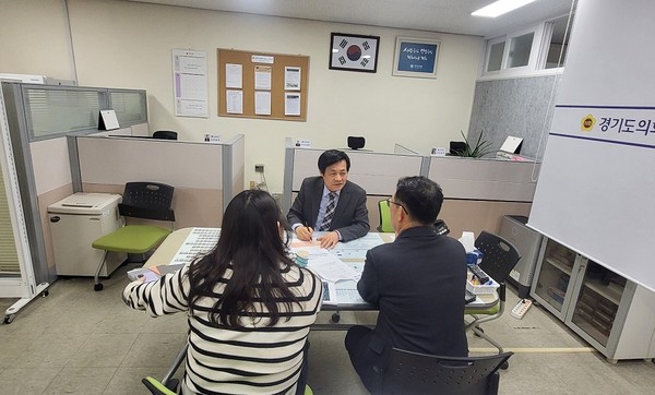 ▲ 문형근 위원장이 안양시청 예산법무과 관계자들과 면담을 하고 있다.