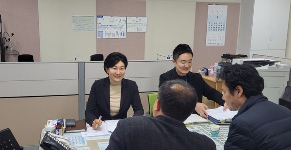 ▲ 이채명 의원(왼쪽)이 경기도의회 안양상담소에서 경기도 교통국 관계자들과 정책 간담회를 진행하고 있다.