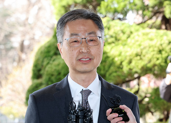 ▲ 헌법재판소에서 탄핵소추안이 기각되면서 직무에 복귀한 최재해 감사원장이 13일 서울 종로구 감사원으로 출근하던 중 발언하고 있다. /뉴시스