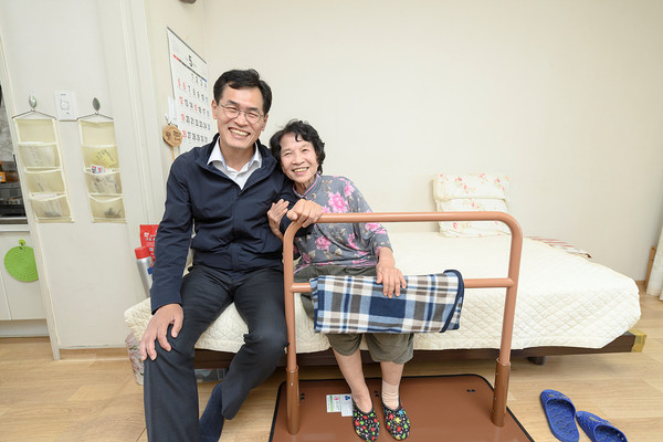 ▲ 어르신 안심 주거환경 개선사업 대상 가구를 직접 방문한 이기재 양천구청장.