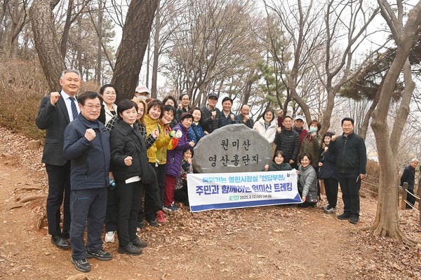 ▲ 조용익 부천시장(가운데)이 원미산 트레킹 참여자들과 단체사진을 촬영하고 있다.