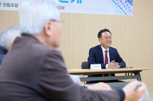 ▲ 여강회 월례회의에 방문한 이충우 여주시장.