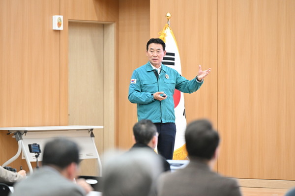 ▲ 백영현 포천시장이 특별재난지역 선포 관련 피해지역 안정화 지원 방안을 발표하고 있다.