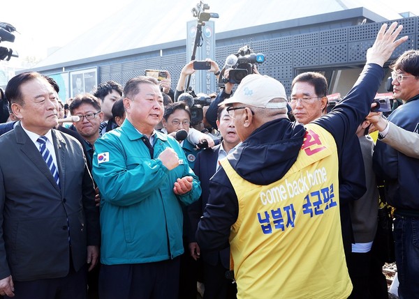 ▲ 지난해 10월 31일 파주시 납북자가족모임 대북전단 살포 행위 저지 모습.