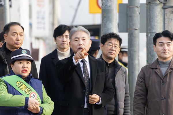 ▲ 통학로 주변 점검 나선 윤환 계양구청장.