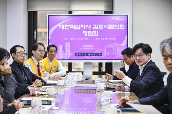 ▲ 김병수 시장이 대한적십자사 김포시협의회 임원진들과 정담회를 갖고 지역발전에 대해 논의하고 있다.