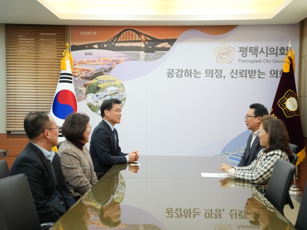 ▲ 평택교육지원청 김윤기 교육장과 평택시의회 강정구 의장, 김명숙 부의장 접견 모습.