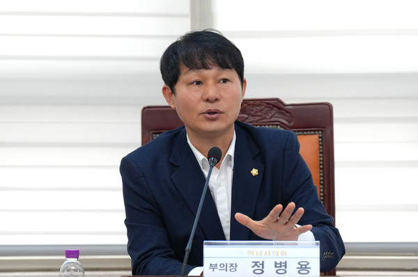 ▲ 하남시의회 정병용 부의장이 미사문화거리 활성화를 위한 간담회를 주재하고 있다.