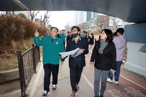 ▲ 이재식 의장 권선구 주요 현안 지역 방문 모습.