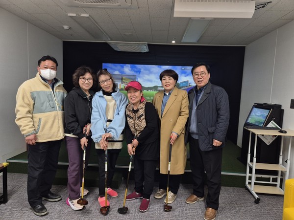 ▲ 박노희 의원(오른쪽에서 두번째) 율면 남부복지관 실내 스크린 파크골프장 방문 모습.