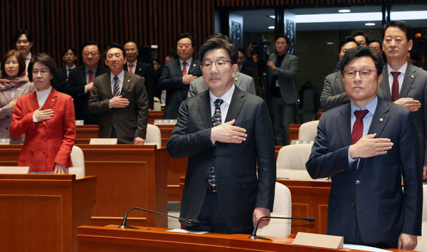 ▲ 권성동(앞줄 오른쪽 두 번째) 국민의힘 원내대표 등 당 의원들이 13일 오후 서울 여의도 국회에서 열린 의원총회에서 국기에 대한 경례를 하고 있다. /뉴시스