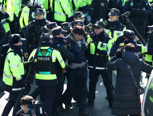 ▲ 지난 1월 4일 서울 용산구 대통령 관저 인근에서 민주노총 집회 참가자들이 관저 방향으로 행진을 하던 중 경찰에 연행되고 있다. /뉴시스