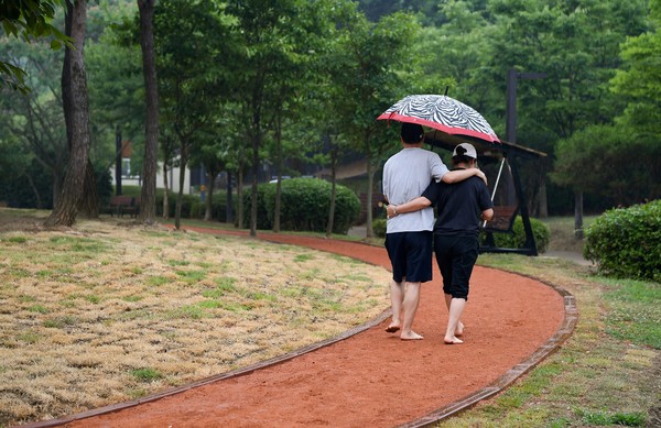 ▲ 오산시 맨발 황톳길 이용 모습.