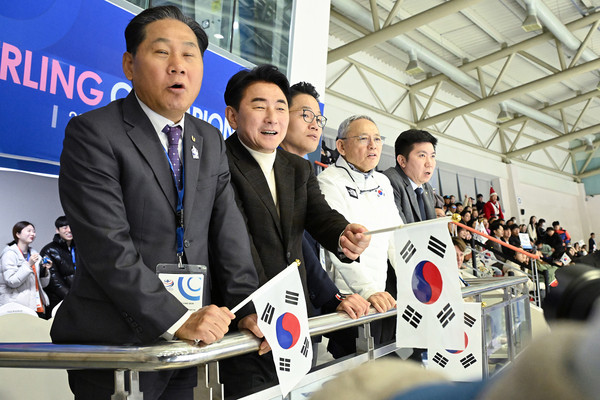 ▲ 김동근 의정부시장(왼쪽에서 두 번째)이 ‘2025 LGT 세계여자컬링선수권대회’ 개회식 후 경기를 관람하고 있다.