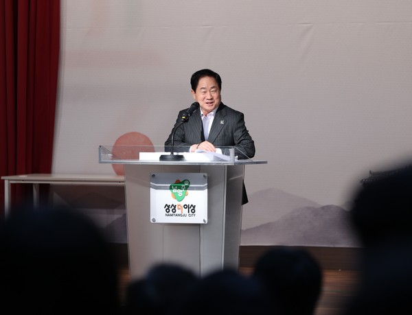 ▲ 주광덕 남양주시장이 '시민 맞춤형 서비스 강화' 실무교육에 참석해 인사말을 하고 있다.