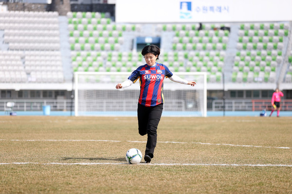 ▲ 수원FC위민 홈 개막전에서 시축하는 수원특례시의회 장미영 문화체육위원장.