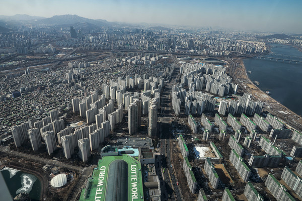 ▲ 서울 송파구 롯데월드타워 전망대 서울스카이에서 바라본 잠실동 아파트. /뉴시스