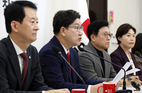 ▲ 권성동(왼쪽 두 번째) 국민의힘 원내대표가 16일 오후 서울 여의도 국회에서 열린 현안 관련 기자간담회에서 발언하고 있다. /뉴시스
