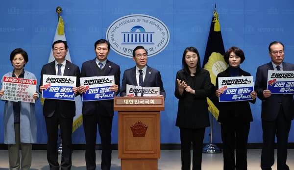 ▲ 박홍근 더불어민주당 의원이 11일 오전 서울 여의도 국회에서 열린 '헌법재판소의 신속한 윤석열 대통령 파면 결정' 촉구 민주당 4선 의원 긴급 기자회견에서 발언을 하고 있다. /뉴시스