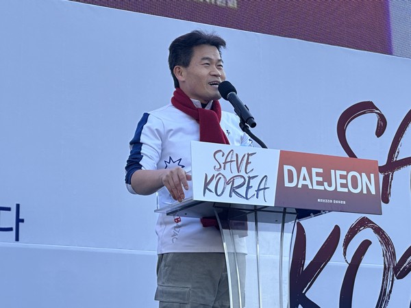▲ 22일 오후 대전 서구 둔산동 대전시청 인근에서 열린 윤석열 대통령 탄핵 반대 집회에서 전한길 강사가 발언하고 있다. /뉴시스