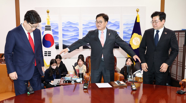 ▲ 여야 원내대표 부르는 우원식 국회의장. /뉴시스