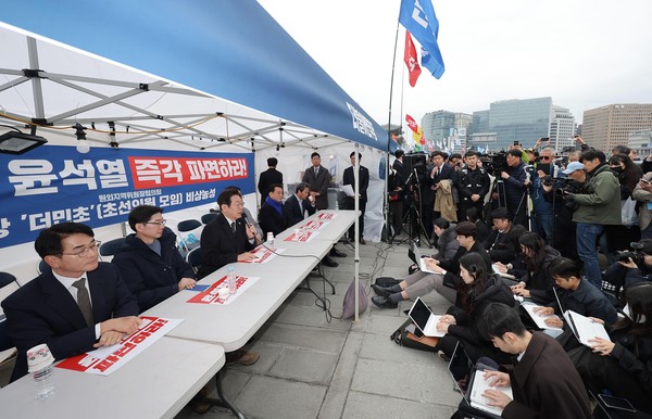 ▲ 이재명 더불어민주당 대표가 12일 서울 종로구 경복궁 앞 천막 농성장에서 열린 국난극복을 위한 시국간담회에서 발언하고 있다. /뉴시스