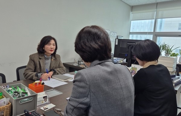 ▲ 김경희 의원이 경기도 여성가족국 아동돌봄과와 정담회를 갖고 있다.
