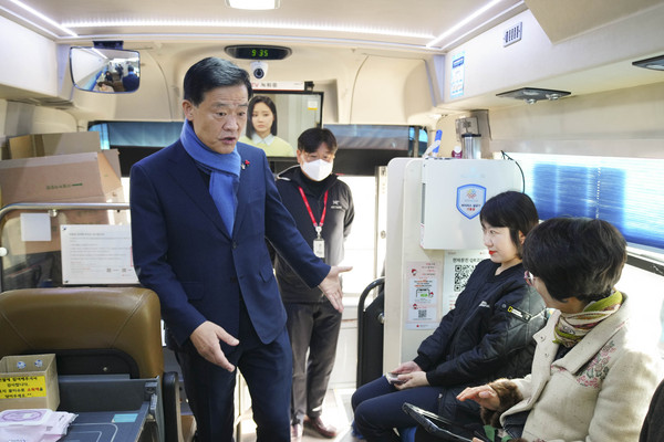 ▲ 이승로 성북구청장이 14일 헌헐버스를 방문하여 헌혈 중인 직원을 격려하고 있다.