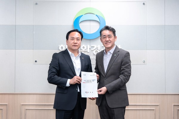 ▲ 이권재 오산시장(왼쪽)과 이상준 한국환경공단 이사장(오른쪽).