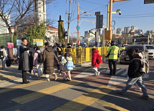 ▲ 교통안전캠페인 전개하는 김정헌 인천 중구청장.
