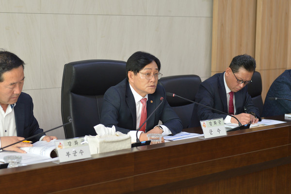 ▲ 국고보조금 확보를 위한 보고회 주재하는 박용철 군수.