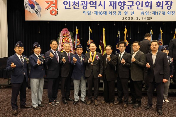 ▲ 김찬진 동구청장 재향군인회 공로휘장 수상 모습.