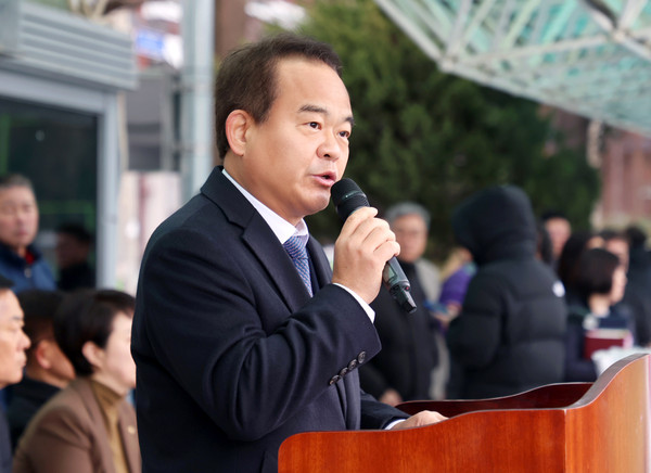 ▲ 이덕수 의장이 제50회 성남시장배 생활체육 축구대회서 축사를 하고 있다.
