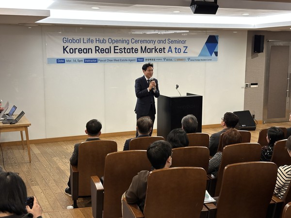 ▲ 김길영 도시계획균형위원장이 현대백화점무역센터점 글로벌라이프허브 개소식에 참석해 축사를 하고 있다.