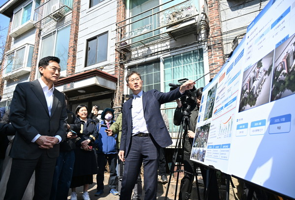 ▲ 17일 오후 규제철폐 33호 대상지인 ‘구로구 오류동 108-1번지 일대’를 찾은 오세훈 시장이 현장 브리핑을 청취하고 있다. /뉴시스