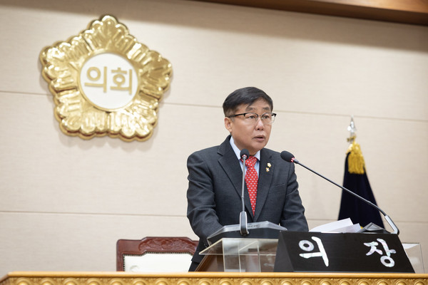 ▲ 윤창철 의장이 제375회 임시회 제1차 본회의에서 ‘학생 통학권 보장을 위한 양주시 중학군 조정 및 지원 대책 건의안’을 채택하고 있다.