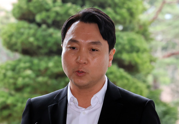 ▲ 봉지욱 뉴스타파 기자가 지난해 3월28일 서울 서초구 서울중앙지검으로 '윤석열 검증보도' 관련 피의자 조사를 받기 위해 출석하며 입장을 밝히고 있다. /뉴시스