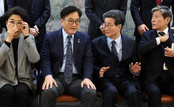 ▲ 우원식(왼쪽 두 번째) 국회의장이 17일 오전 서울 여의도 국회에서 열린 국민 미래 개헌 자문위원회 위촉식 및 제3차 회의에서 이목희(왼쪽 세 번째) 위원장과 대화하고 있다. 왼쪽부터 이혜훈 위원장, 우 의장, 이목희, 정재황 위원장. /뉴시스