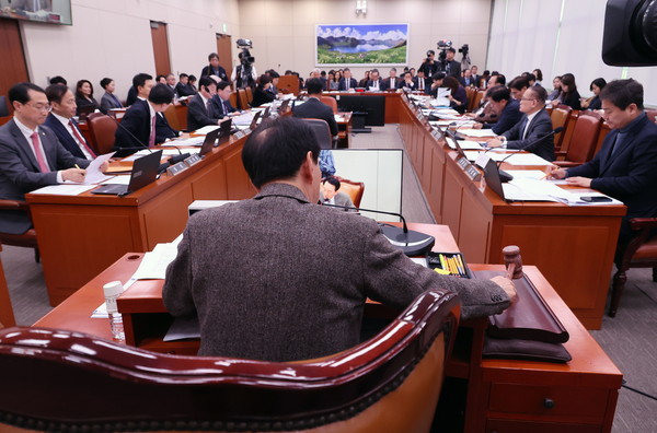 ▲ 11일 오전 서울 여의도 국회에서 열린 외교통일위원회 전체회의에서 김석기 위원장이 한반도 평화를 위한 한미동맹 지지 결의안 등 안건을 의결하며 의사봉을 두드리고 있다. /뉴시스