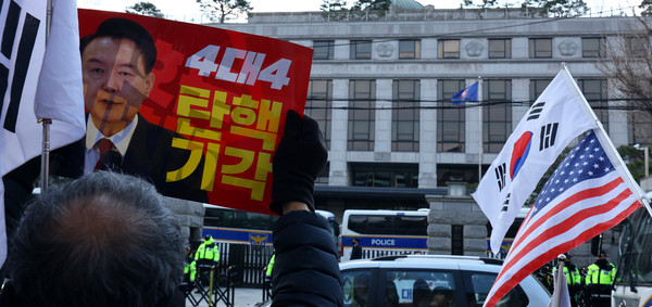 ▲ 윤석열 대통령 탄핵 심판 선고를 앞둔 16일 서울 종로구 헌법재판소 앞에 윤 대통령 지지자들이 탄핵 각하를 촉구하고 있다. /뉴시스