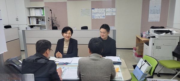 ▲ 이채명 의원이 경기도의회 안양상담소에서 평생교육국 청소년·관계자들과 논의를 진행하고 있다.