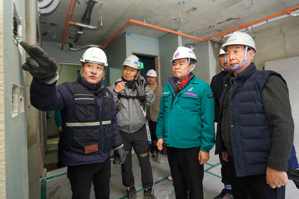 ▲ 이필형 동대문구청장(사진 왼쪽 첫번째)이 건설 현장에서 해빙기 안전 점검을 하고 있다.